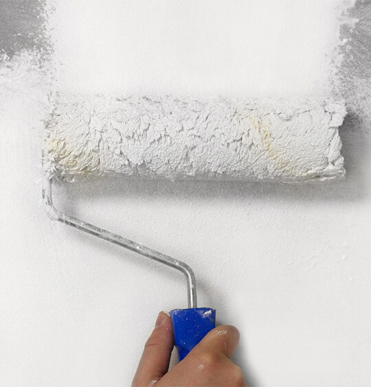 Anti Schimmel Farbe auf der Wand auftragen